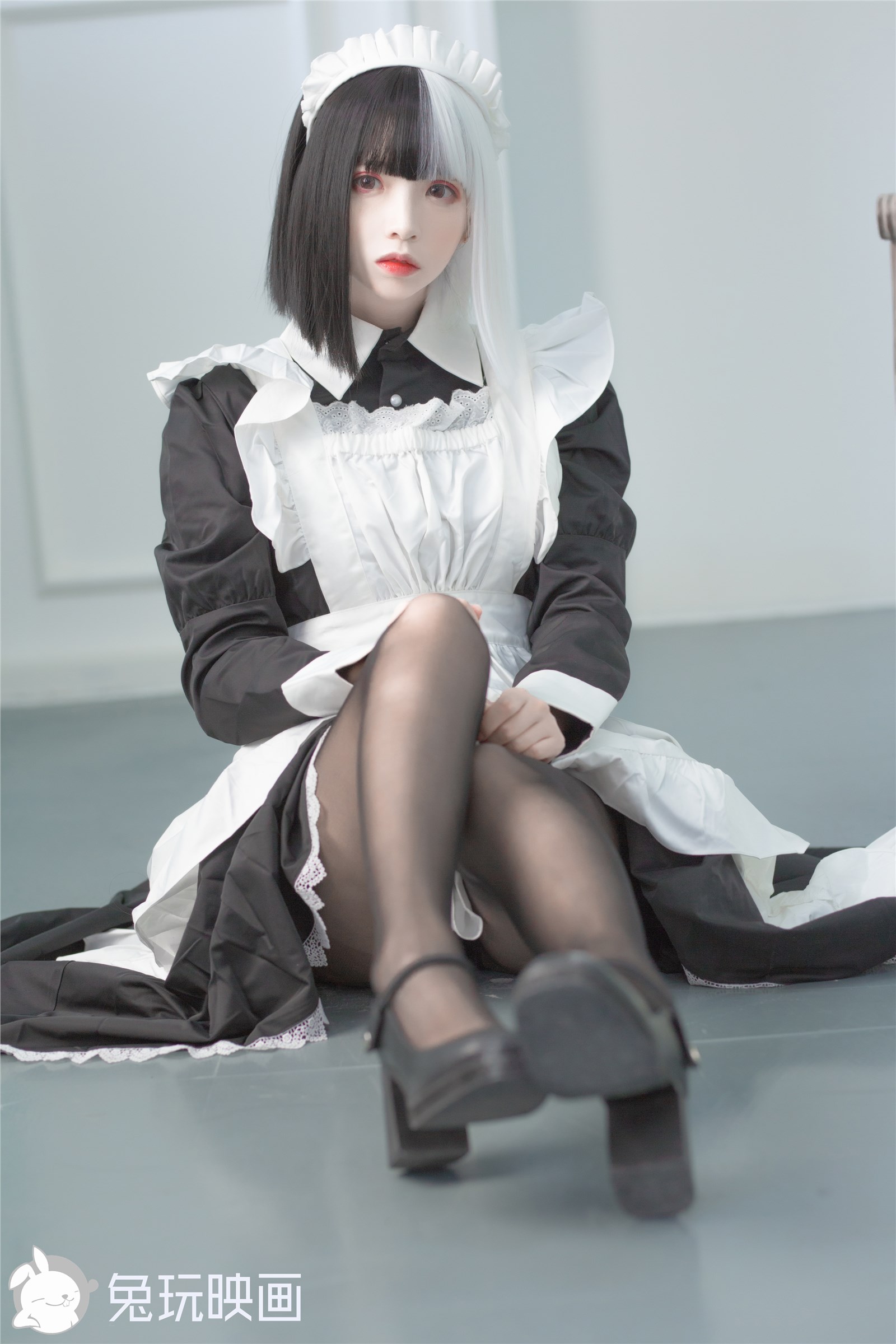 Rabbit Playing with Reflection VOL.073 Black and White Maid(33)